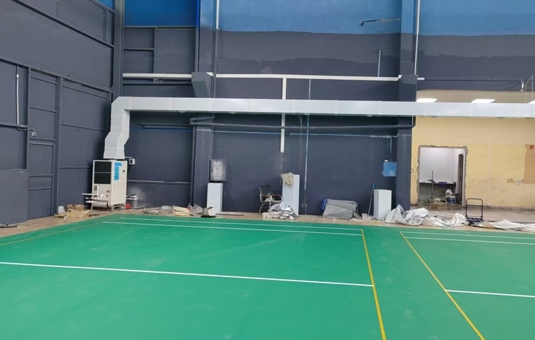 大型室內(nèi)羽毛球館區(qū)域降溫，安裝蒸發(fā)冷省電空調(diào)-立式管道機(jī)組