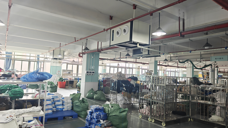 制衣廠整體制冷降溫，應(yīng)用蒸發(fā)冷省電空調(diào)-臥式射流機(jī)組